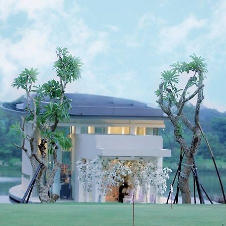Ciputra Golf, Club & Hotel Surabaya Esterno foto