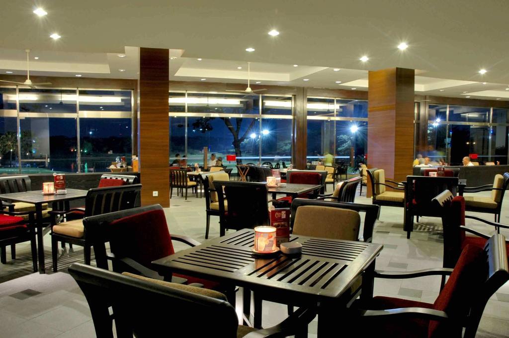 Ciputra Golf, Club & Hotel Surabaya Ristorante foto
