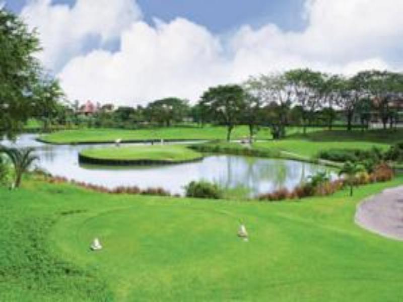 Ciputra Golf, Club & Hotel Surabaya Esterno foto